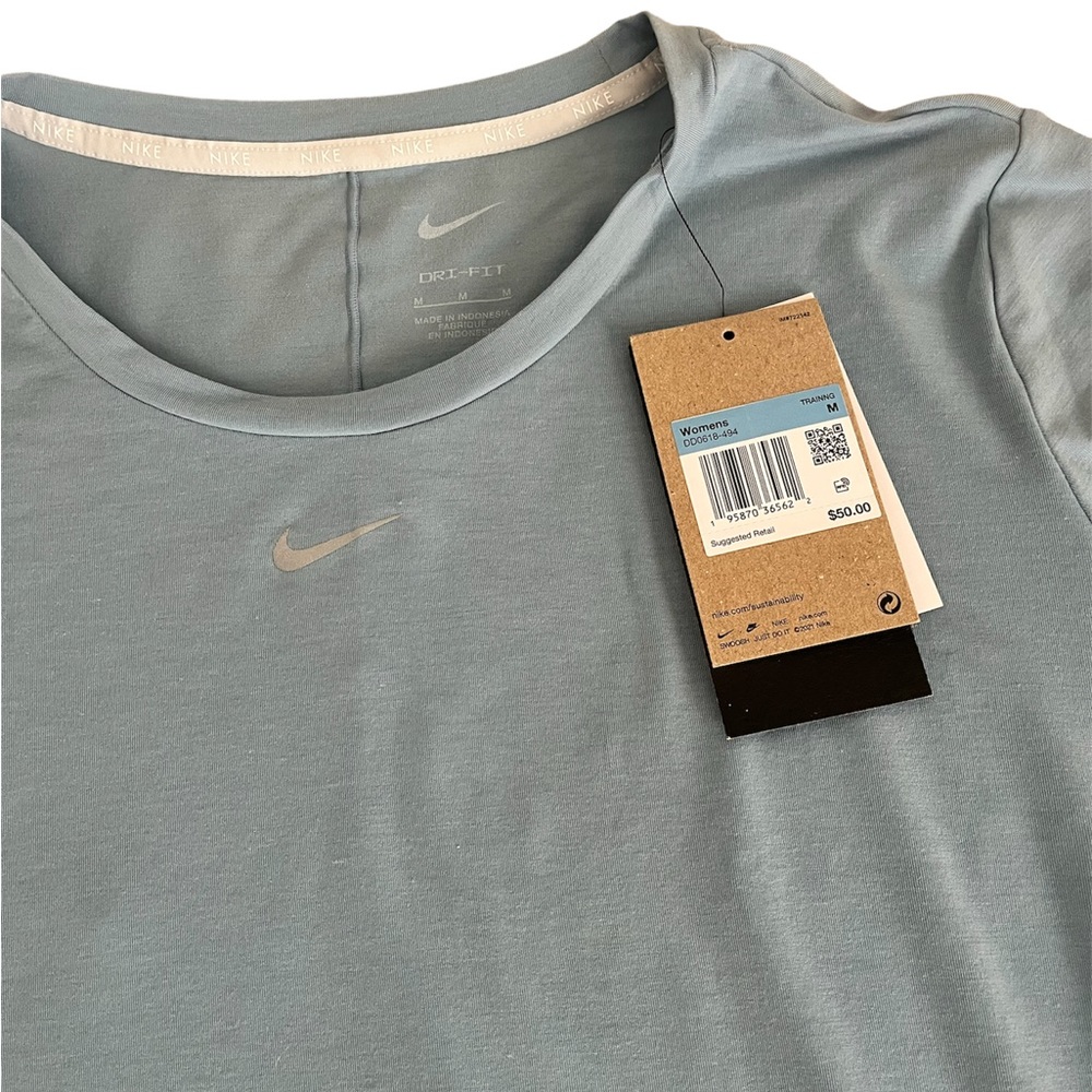 Nike women’s Training shirt size medium . New with tags! - Picture 2 of 4